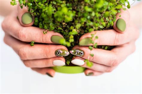 Nail art in verde militare: 7 decorazioni unghie da .